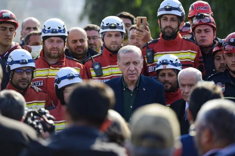 أردوغان يعتذر عن تأخر وصول الإغاثة