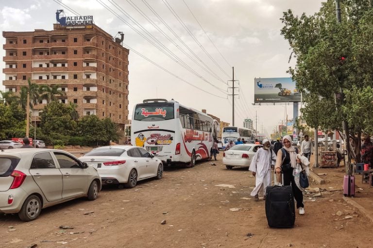 الملك محمد السادس يأمر بنقل المواطنين المغاربة العالقين في السودان