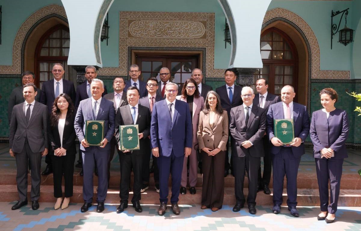 الحكومة توقع على اتفاقية استثمارية مع مجموعة صينية رائدة في النسيج