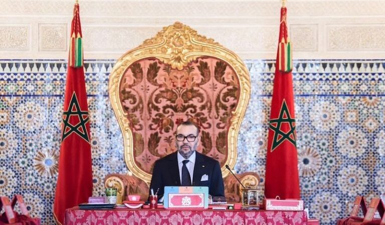 جلالة الملك يستفسر وزيري الفلاحة والماء ويعين مسؤولين في مناصب عليا
