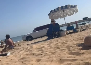 أمن أكادير يحقق في دخول سيارة أجنبية إلى رمال الشاطئ