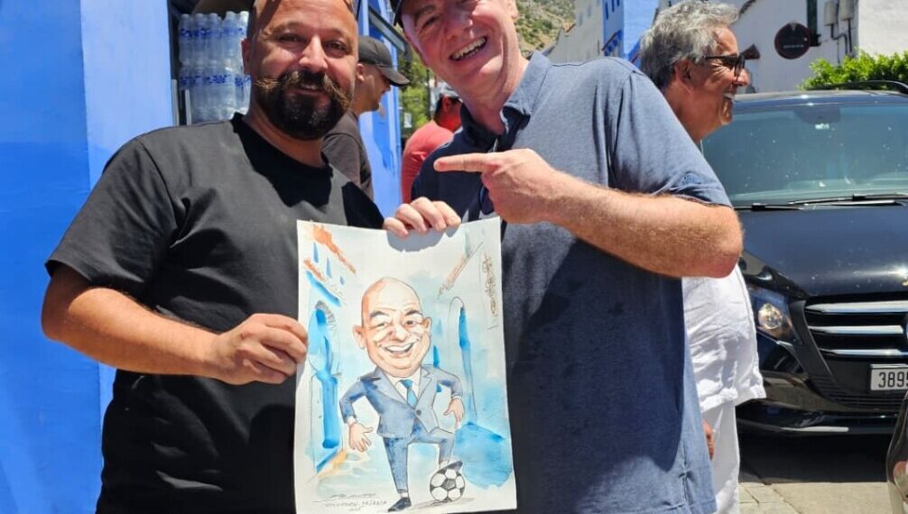 “رسام مغربي يفاجئ رئيس الفيفا برسم كاريكاتيري وسط أزقة شفشاون”