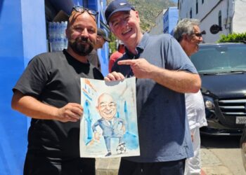 “رسام مغربي يفاجئ رئيس الفيفا برسم كاريكاتيري وسط أزقة شفشاون”