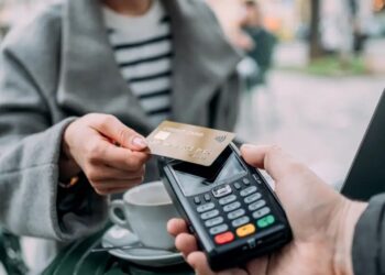 رفض الأداء بالبطائق البنكية يعرقل التحول الرقمي في المغرب وسط تبريرات ضريبية ومطالب بحماية المستهلك