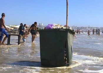 “خبراء البيئة يدقون ناقوس الخطر: تلوث الشواطئ المغربية يتفاقم ويهدد الصحة العامة”