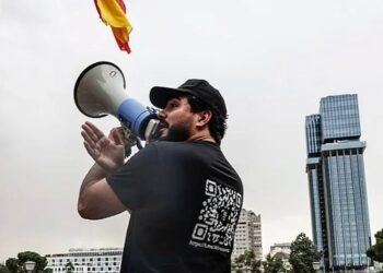 سياسي إسباني يثير جدلاً برفع أعلام ضخمة على جزيرة مغربية محتلة قبالة الحسيمة