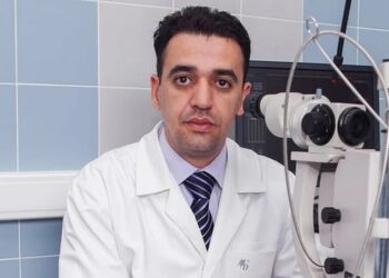 من جبال الأطلس إلى موسكو… قصة نجاح طبيب عيون مغربي يحصد الأوسمة في روسيا