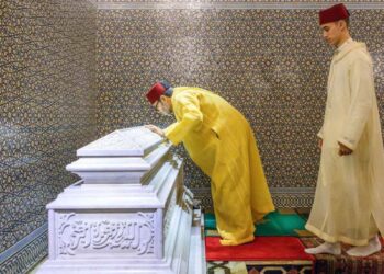 أمير المؤمنين يخلد ذكرى وفاة الحسن الثاني