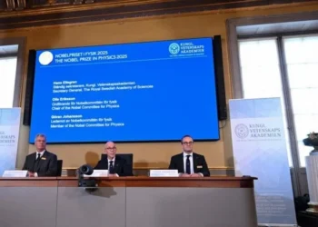 فوز ثلاثة علماء بجائزة نوبل في الفيزياء