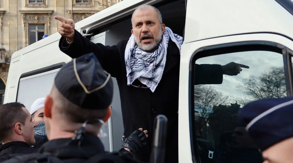 بنكيران يدعو لدعم إمام مغربي حُكم بالسجن 15 عاما في قضية “صامويل باتي”