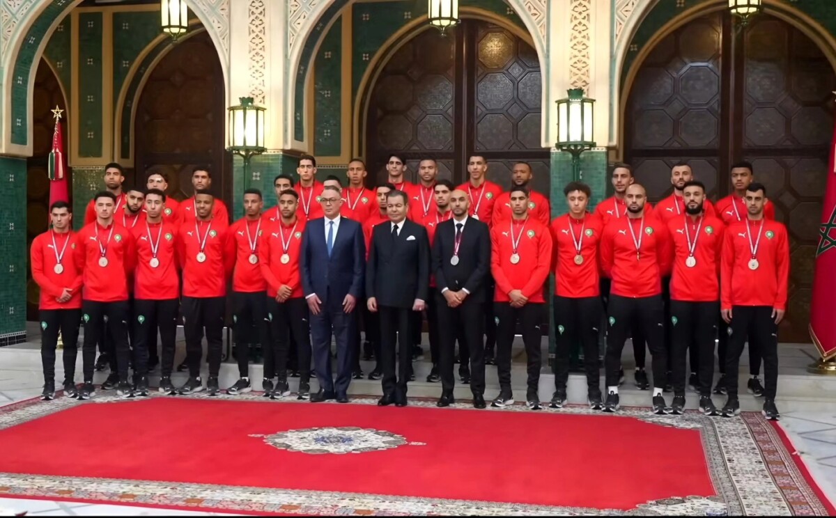 بتعليمات ملكية.. الأمير مولاي رشيد يستقبل أعضاء المنتخب المغربي لكرة القدم