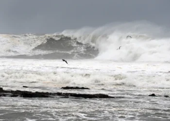 أمواج هائجة ورياح قوية تجتاح السواحل المغربية نهاية الأسبوع