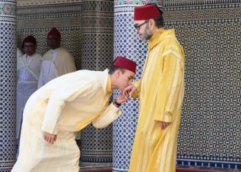 أمير المؤمنين يؤدي صلاة عيد الفطر بمسجد أهل فاس بالرباط ويتقبل التهاني بهذه المناسبة السعيدة