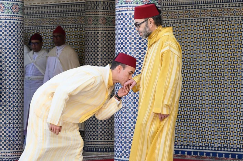 أمير المؤمنين يؤدي صلاة عيد الفطر بمسجد أهل فاس بالرباط ويتقبل التهاني بهذه المناسبة السعيدة