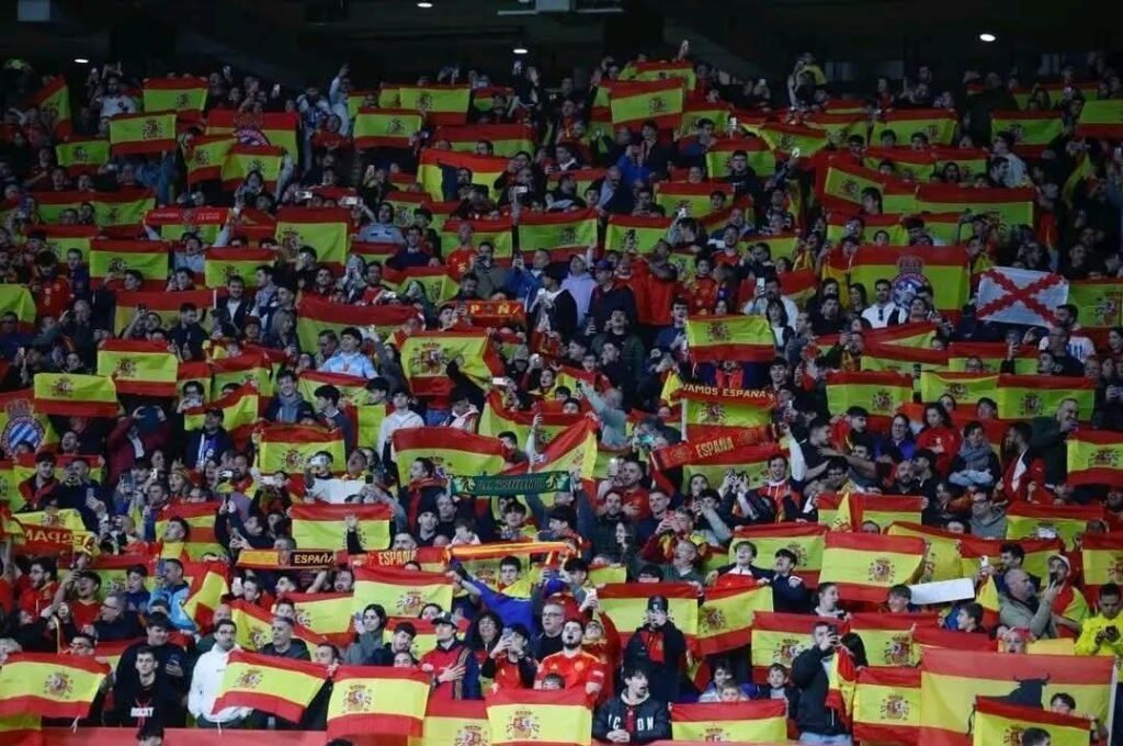 الفيفا تحقق في الهتافات العنصرية للجمهور الإسباني