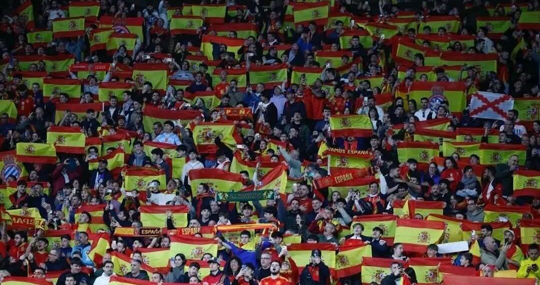 الفيفا تحقق في الهتافات العنصرية للجمهور الإسباني