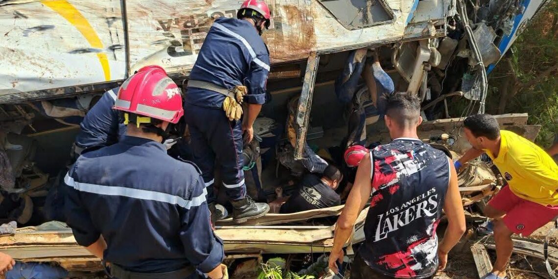 سقوط حافلة في منحدر بالجزائر يخلف عشرات القتلى والمصابين
