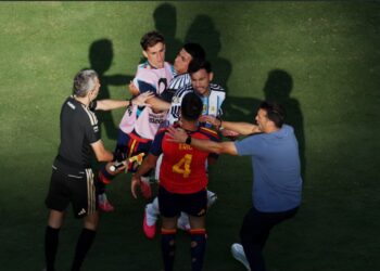 عقوبات قاسية تلوح في الأفق.. شجار نهائي المونديال يضع لاعبي الأرجنتين تحت مجهر “فيفا”