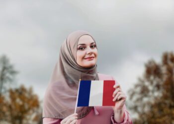 حظر الحجاب يعود إلى واجهة الجدل في فرنسا.. اليمين المتطرف يلوّح باستفتاء شعبي