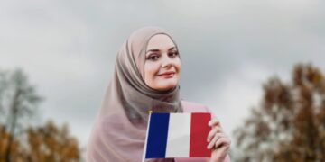 حظر الحجاب يعود إلى واجهة الجدل في فرنسا.. اليمين المتطرف يلوّح باستفتاء شعبي