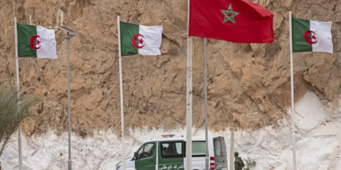 الجزائر تسلم 24 مغربيا محتجزا وجثمان مواطن عبر معبر وجدة–مغنية