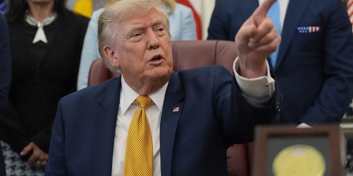 ترامب يصعد لهجته بشأن هرمز: تهديد مباشر لعُمان وسط اشتداد التوتر مع إيران