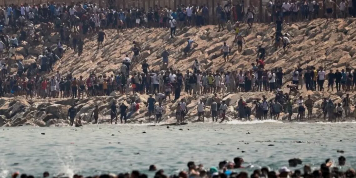 بروكسيل تحسم موقفها من مهاجري سبتة.. دعوة لإعادتهم إلى المغرب بتنسيق مع إسبانيا