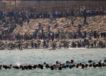 بروكسيل تحسم موقفها من مهاجري سبتة.. دعوة لإعادتهم إلى المغرب بتنسيق مع إسبانيا