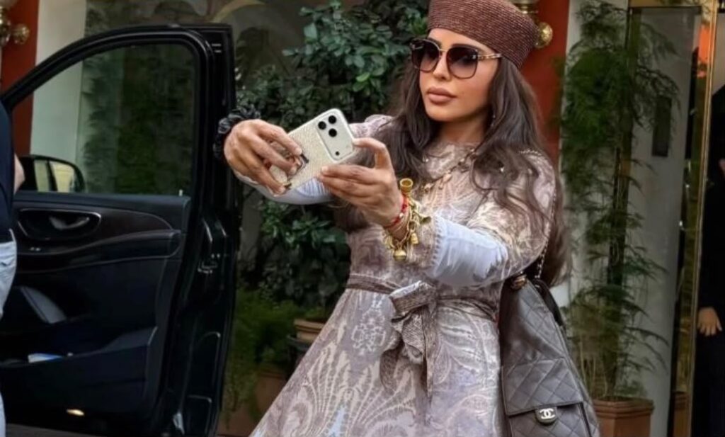 أحلام الشامسي تتألق في بوزيتانو بإطلالة فاخرة من زيمرمان ولمسات أنيقة من شانيل