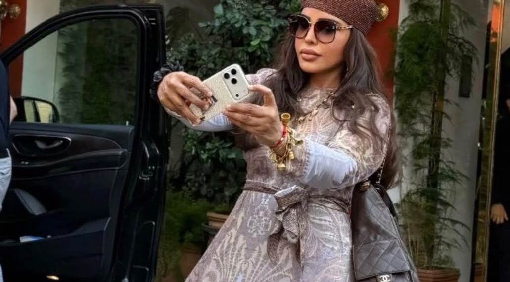 أحلام الشامسي تتألق في بوزيتانو بإطلالة فاخرة من زيمرمان ولمسات أنيقة من شانيل