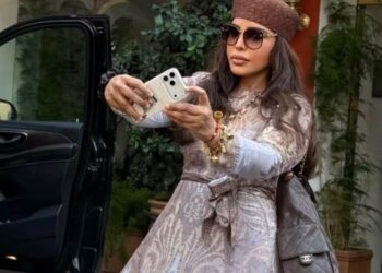 أحلام الشامسي تتألق في بوزيتانو بإطلالة فاخرة من زيمرمان ولمسات أنيقة من شانيل