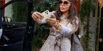أحلام الشامسي تتألق في بوزيتانو بإطلالة فاخرة من زيمرمان ولمسات أنيقة من شانيل