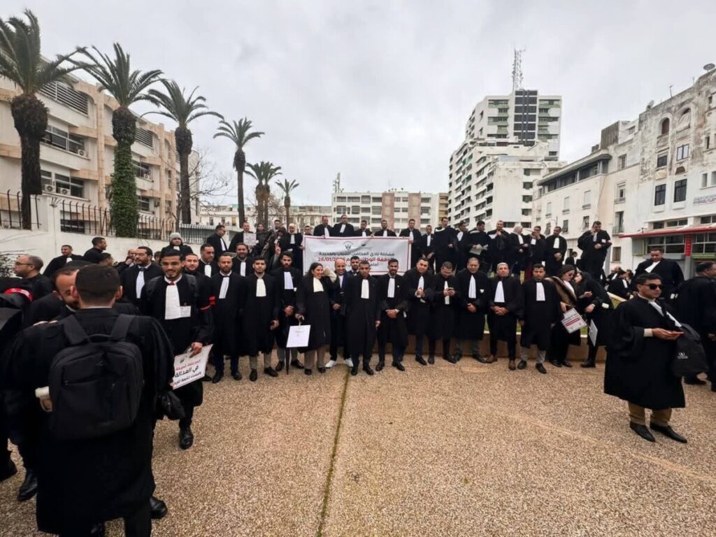 المحامون يرفضون تسييس خلافهم المهني: «الملك أسمى من أن يُقحم في قانون المهنة»