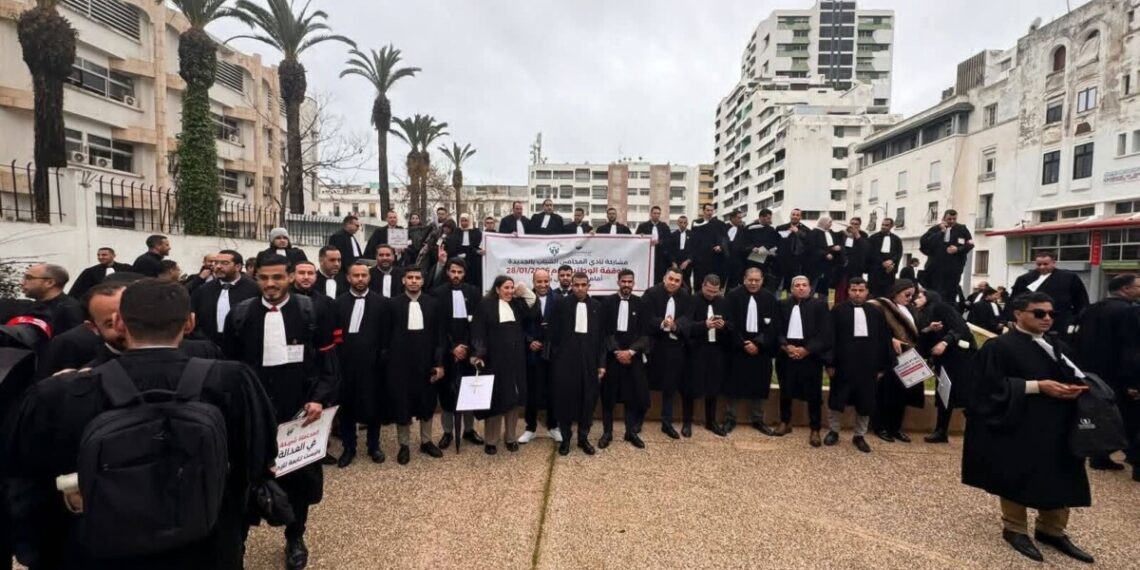 المحامون يرفضون تسييس خلافهم المهني: «الملك أسمى من أن يُقحم في قانون المهنة»