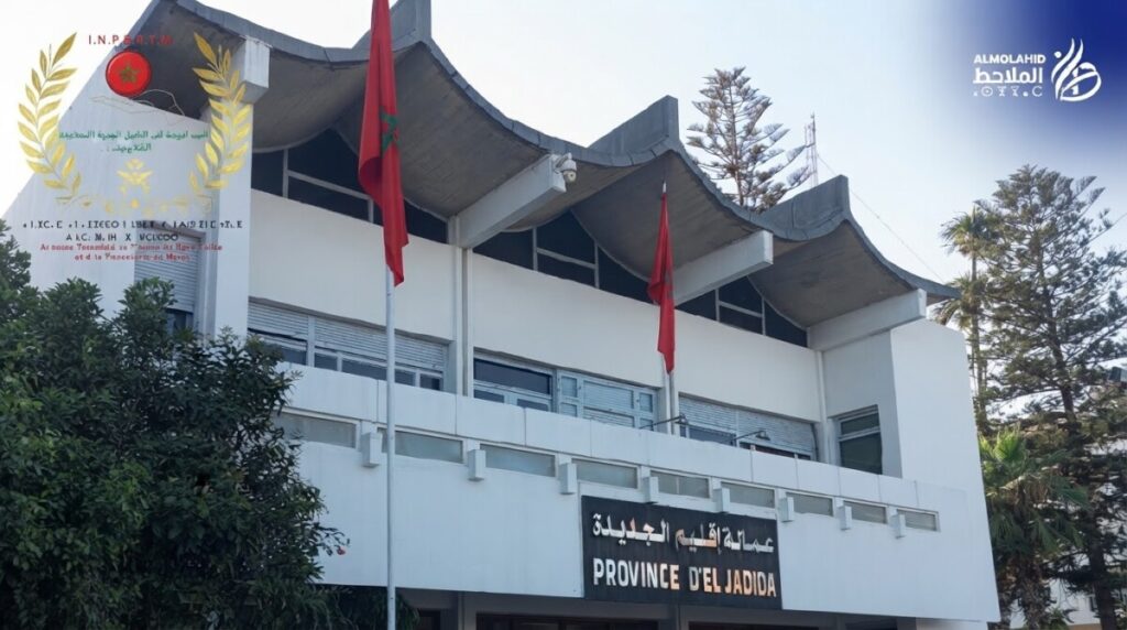 وقفة احتجاجية أمام مقر العمالة تضع الإدارة والخدمات العمومية وتدبير الشأن المحلي تحت الضوء