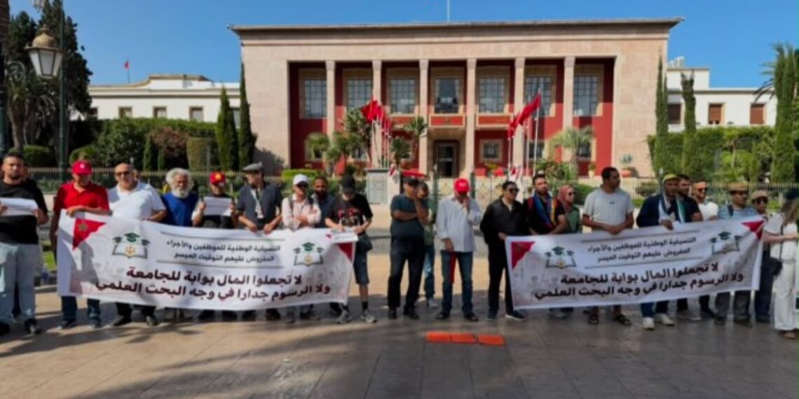 الطلبة الموظفون يصعّدون احتجاجهم ضد رسوم التسجيل ويحتشدون أمام البرلمان