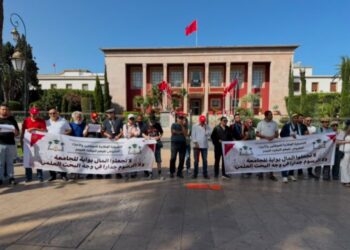 الطلبة الموظفون يصعّدون احتجاجهم ضد رسوم التسجيل ويحتشدون أمام البرلمان