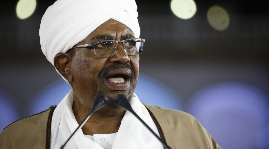 تدهور صحة عمر البشير يدفعه لطلب العلاج خارج السودان