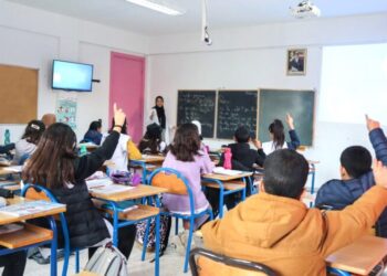 في اليوم العالمي للمدرس.. ائتلاف يطالب بتحسين أوضاع المدرسين وتعزيز مكانتهم المهنية